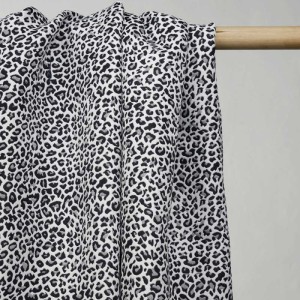 tissu-jacquard-blanc-motif-leopard-noir